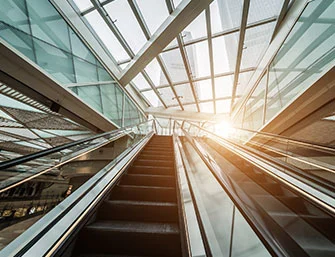 المصعد والسلالم المتحركة الأفقية: ما هي الاختلافات